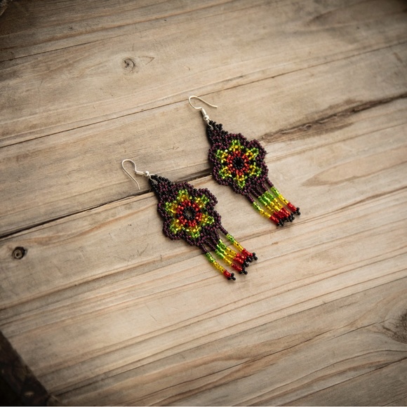 Indigenous hand beaded earrings - Picture 2 of 7